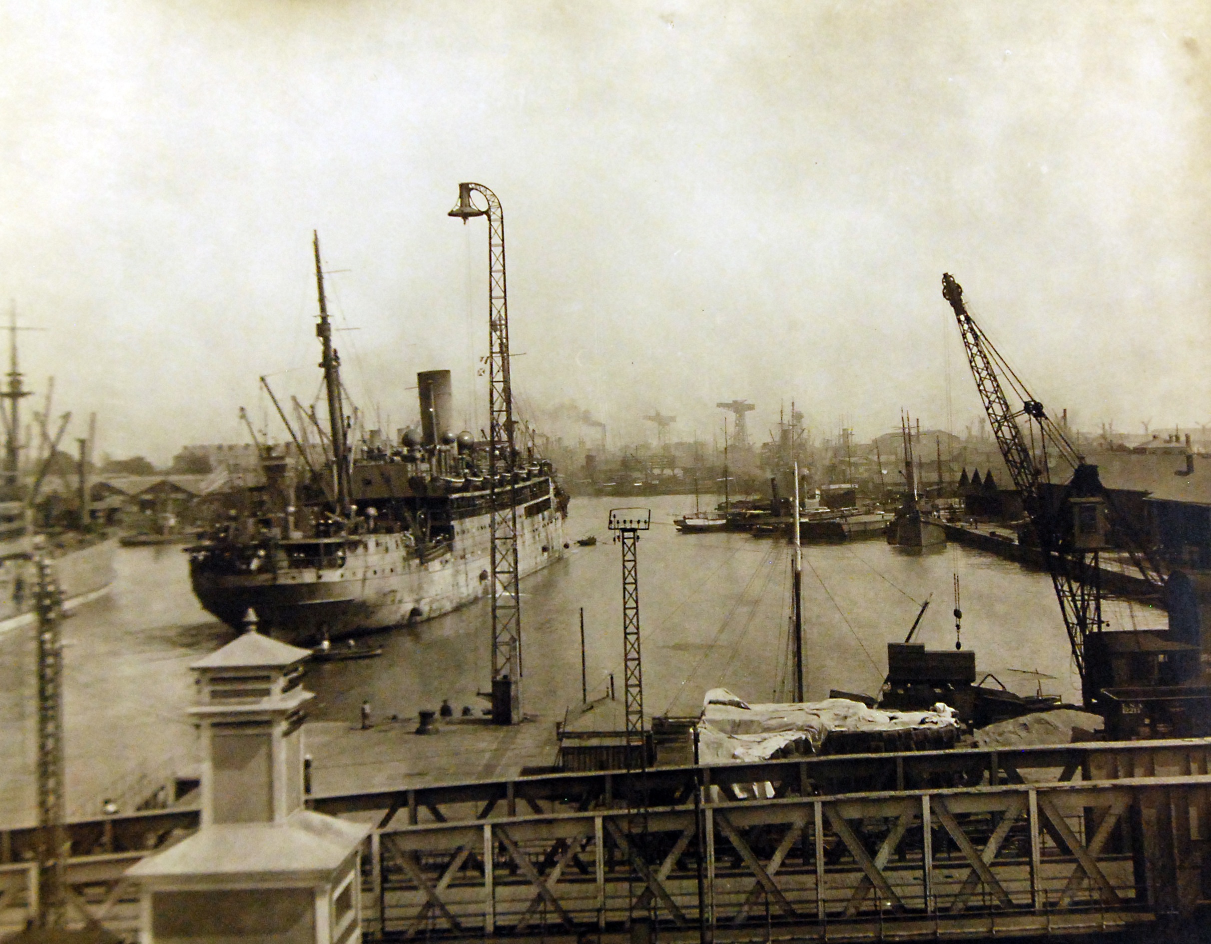 Lot-8310-2:   View of docks and harbor at St. Nazaire, Base Section No.1, St. Nazaire, France, May 31, 1918.   U.S. Army Signal Corps Photograph.   Courtesy of the Library of Congress.  (2016/07/15).
